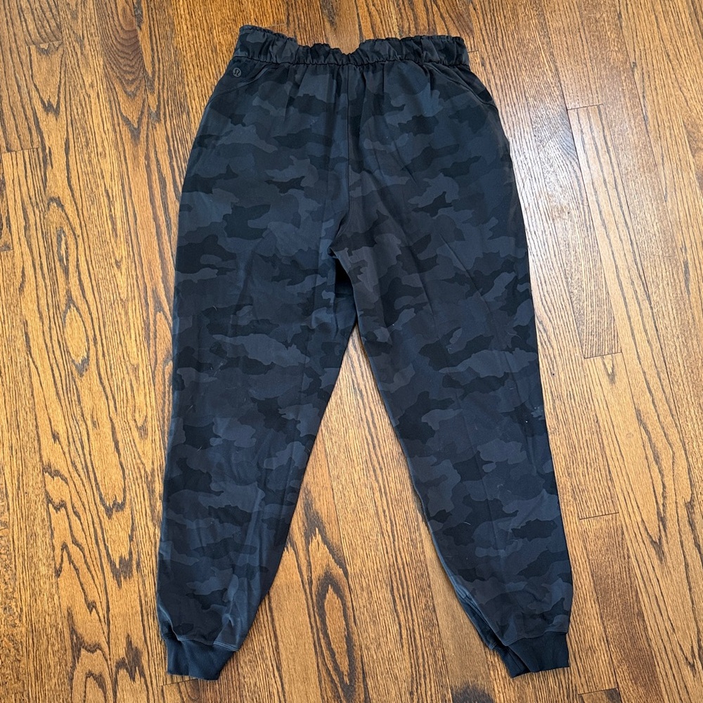 B36 lululemon athletica Women’s 8 Stretch Black Camo Joggers Activewear - Picture 4 of 7